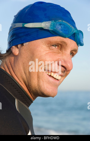 Un portrait couleur d'un rire heureux nageur ou triathlète. Banque D'Images