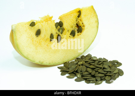 Huile styrienne La citrouille (Cucurbita pepo var. styriaca), morceau de fruit et graines, studio photo. Banque D'Images