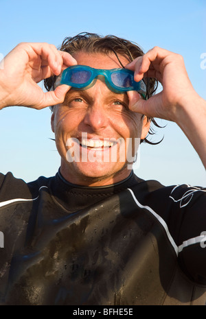 Un portrait couleur d'un rire heureux nageur ou triathlète. Banque D'Images