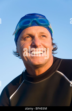 Un portrait couleur d'un rire heureux nageur ou triathlète. Banque D'Images