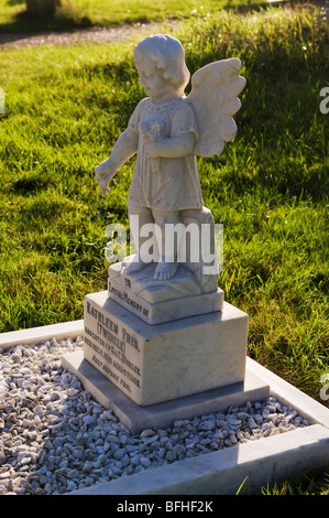 Un ange de marbre pierre commémorative sur la tombe d'un enfant dans le cimetière de l'église Holy Trinity, Seer Green, Bucks,UK Banque D'Images