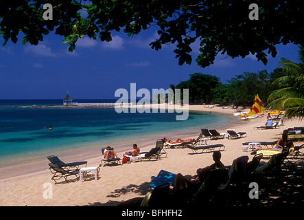Les touristes, congé, vacances, plage, plage en demi lune, half moon golf tennis et beach club, rose hall, Montego Bay, Jamaïque Banque D'Images