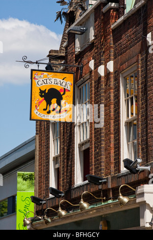 Le chat est de retour enseigne de pub dans Wandsworth, Londres, Angleterre Banque D'Images