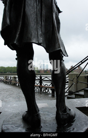 Vue par les jambes de la statue de Lord Nelson à Greenwich, Canary Wharf, immeubles de grande hauteur dans les Docklands, London E14. Banque D'Images