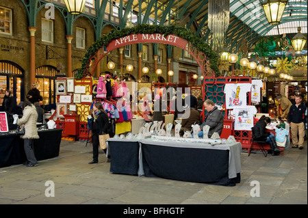 Boutiques, stands, stands et comptoirs dans le marché d'Apple, Covent Garden, London, UK Banque D'Images