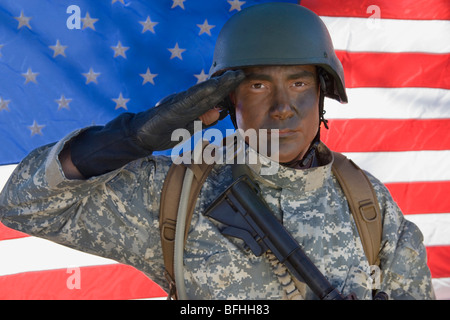 Portrait de soldat de l'armée américaine saluting Banque D'Images