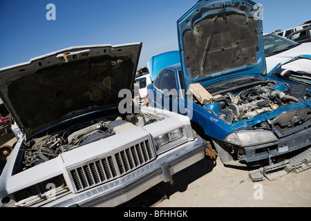 Voitures endommagées dans junkyard Banque D'Images