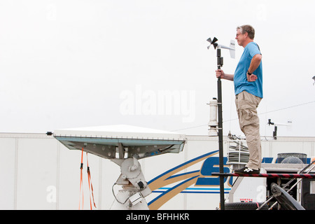 Storm Chaser Phil Berg ajuste un anémomètre sur son camion chasse tempête dans l'ouest du Kansas, USA, le 9 juin 2009 Banque D'Images