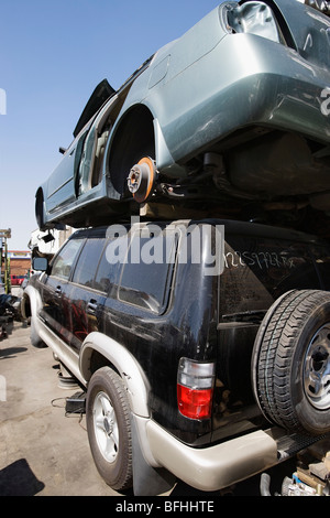 Voitures dans junkyard Banque D'Images