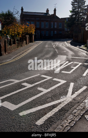 Une route goudronnée et marquages routiers à Beaconsfield village de Berkshire UK Banque D'Images