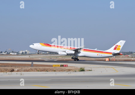 L'aéroport international Ben Gourion, Israël Iberia Airbus A340-300 landing Banque D'Images