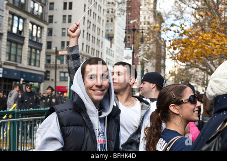 Heureux les jeunes fans enthousiastes excité célébrer sur Manhattan Broadway inférieur après les Yankees 2009 World Series revue de la victoire Banque D'Images