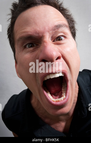 Portrait expressif d'un jeune homme Banque D'Images