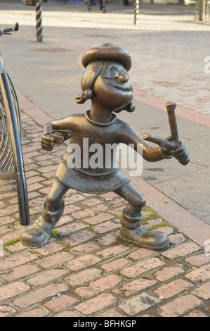 Une statue de bronze de la titillez 'MMinx', dans le centre de Dundee en Écosse. Banque D'Images