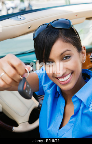 Young Woman Holding Car Keys Banque D'Images