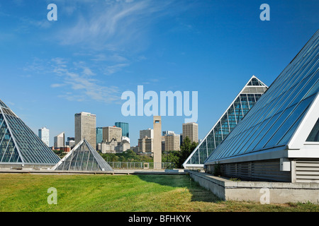 Les pyramides de verre de la Muttart Conservatory surplombant la ville de Edmonton, Alberta Canada. Banque D'Images