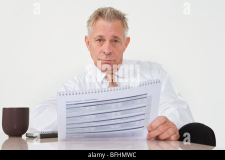 Businessman Holding Paperwork Banque D'Images