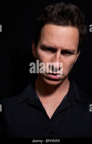 Portrait expressif d'un jeune homme Banque D'Images