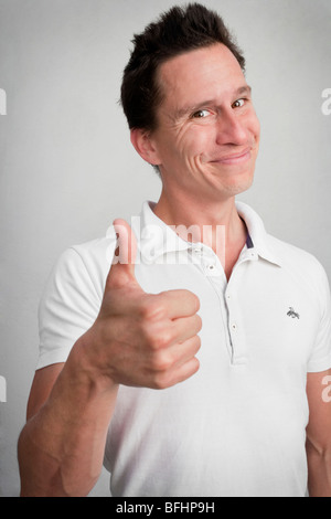 Portrait expressif d'un jeune homme, avec un pouce vers le haut Banque D'Images
