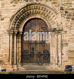 Une porte en bois de l'église paroissiale de St Mary's à Barnard Castle dans le comté de Durham, Angleterre. Banque D'Images