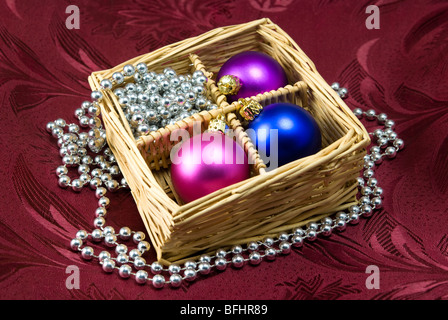 Arbre de Noël boules colorées disposées en panier avec décor en argent Banque D'Images