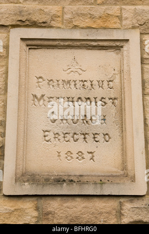 Une plaque de pierre marque la fondation de l'Église méthodiste primitive en Barnard Castle dans le comté de Durham, Angleterre. Banque D'Images