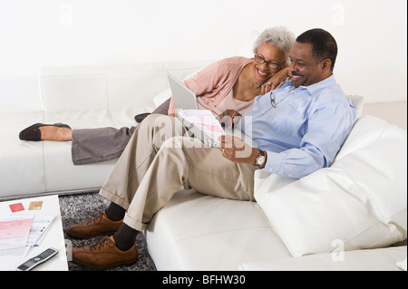 Cheerful Senior Couple Using Laptop Banque D'Images