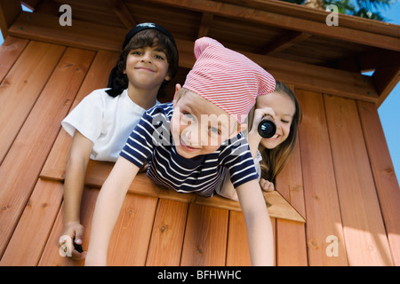 Les enfants jouant dans Playhouse Banque D'Images