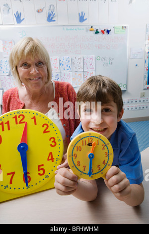 Petit garçon Apprendre à lire l'heure Banque D'Images