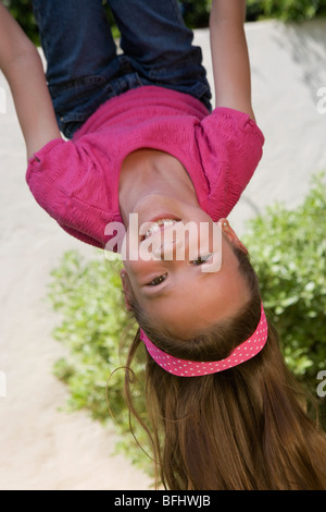 Petite fille tête en bas Banque D'Images