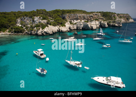 Yachts ancrés dans Cala Macarella, Minorque, Espagne Banque D'Images