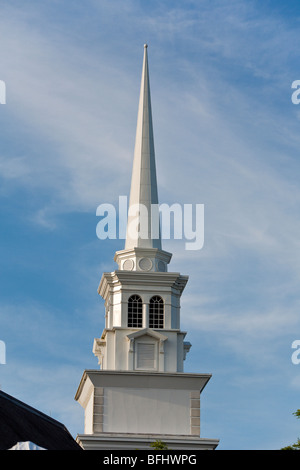 Ocala, FL - Mars 2008 - clocher de l'église blanche sur fond de ciel bleu avec nuages filandreux Banque D'Images