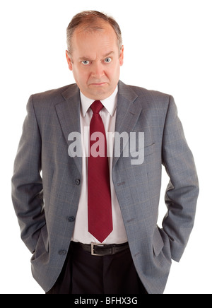 Un homme est debout et sérieusement l'appareil photo avec un expression renfrogné. Banque D'Images