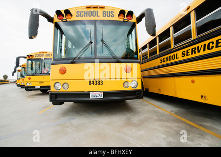 Des autobus scolaires garés dans le Lot Banque D'Images