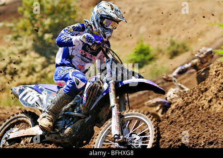 Cycle de motocross sur la piste à la piste de motocross Wastelands Nanaimo à Nanaimo, en Colombie-Britannique. Banque D'Images