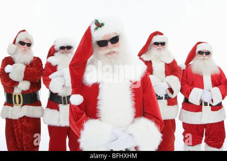 Groupe d'hommes habillés en Père Noël portant des lunettes de soleil Banque D'Images