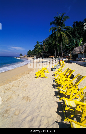 Le long de la plage bordée de chaises, Puerto Vallarta, Mexique Banque D'Images