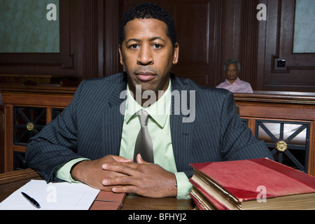 Homme assis dans la cour, portrait Banque D'Images