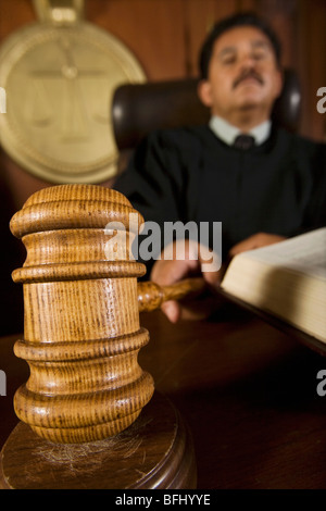 À l'aide de marteau en cour juge Banque D'Images