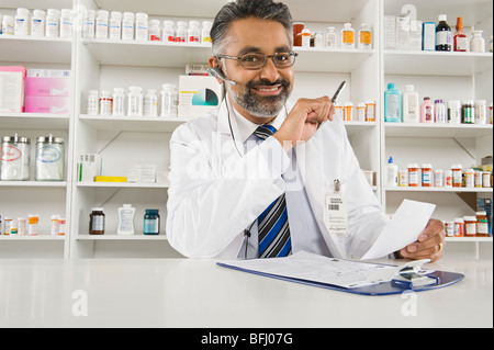 Homme pharmactist travaillant en pharmacie Banque D'Images