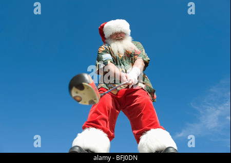 Le Père Noël se dresse avec gold club Banque D'Images