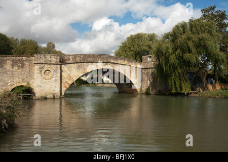 Ha'penny Bridge sur la Tamise à Lechlade, Gloucestershire, Royaume-Uni Banque D'Images