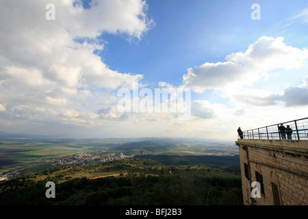 Israël, le Mont Carmel. La vue de la vallée de Jezreel, le Carmélite, sanctuaire et couvent à l'Muhraka Banque D'Images