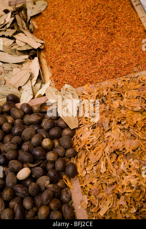 Émirats Arabes Unis, Dubai, beaucoup de différentes épices à la vente à la spice souq à Deira Banque D'Images