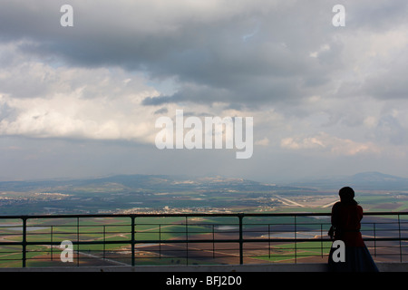 Israël, le Mont Carmel. La vue de la vallée de Jezreel, le Carmélite, sanctuaire et couvent à l'Muhraka Banque D'Images