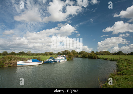 Tamise et prés de l'eau en amont de Lechlade, Gloucestershire, Royaume-Uni Banque D'Images