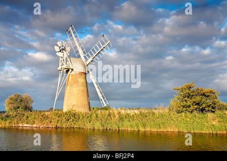 Turf Drainage Fen Mill à la première lumière sur la rivière Ant, Norfolk Broads. Banque D'Images