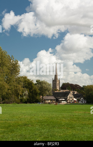 Le Riverside Pub et l'église Saint-Laurent de Riverside Park, Lechlade, Gloucestershire, Royaume-Uni Banque D'Images