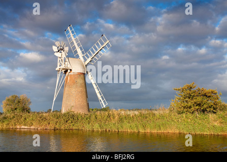 Turf Drainage Fen Mill à la première lumière sur la rivière Ant, Norfolk Broads. Banque D'Images