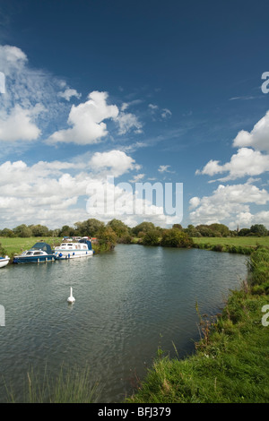 Tamise et prés de l'eau en amont de Lechlade, Gloucestershire, Royaume-Uni Banque D'Images